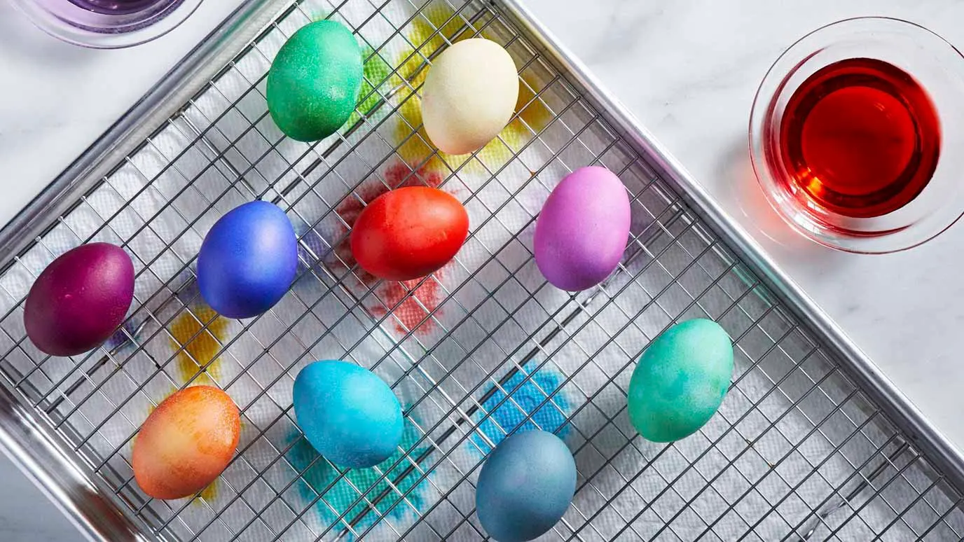 Dyeing easter eggs